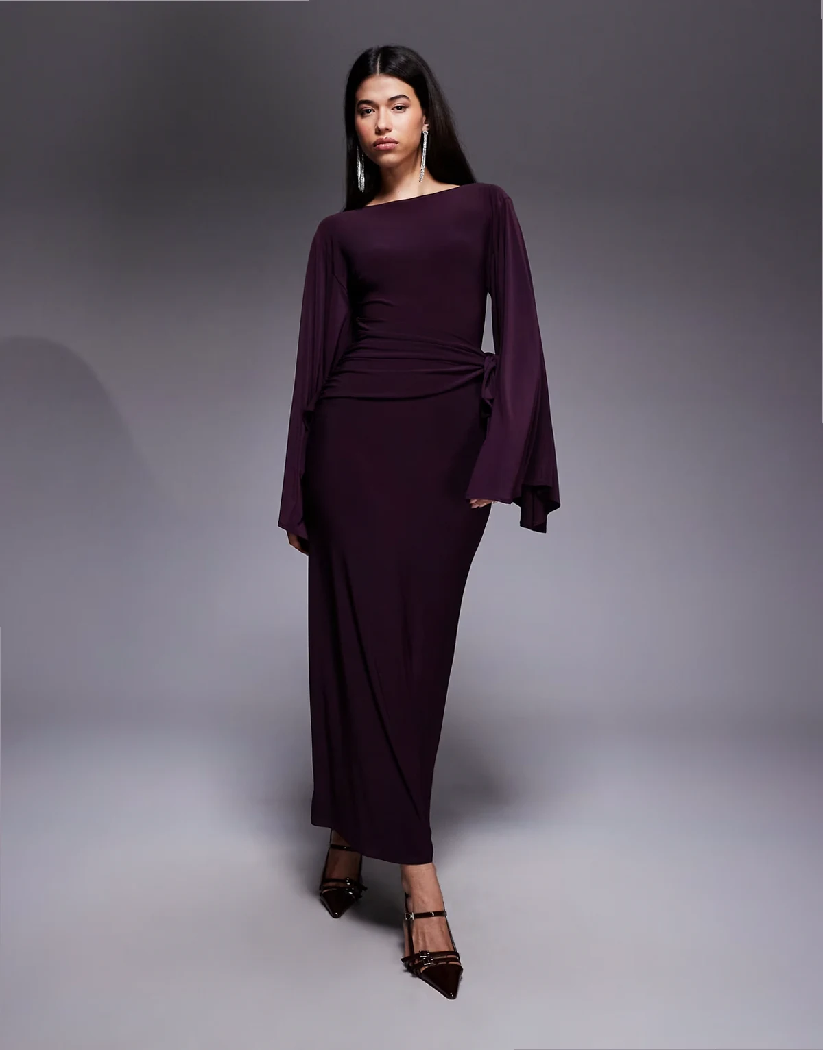 – Śliwkowa taliowana sukienka maxi z obszernymi nietoperzowymi rękawami