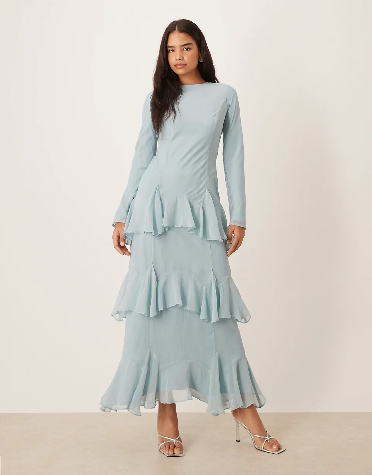 – Jasnoniebieska szyfonowa sukienka maxi z długimi rękawami i falbanką