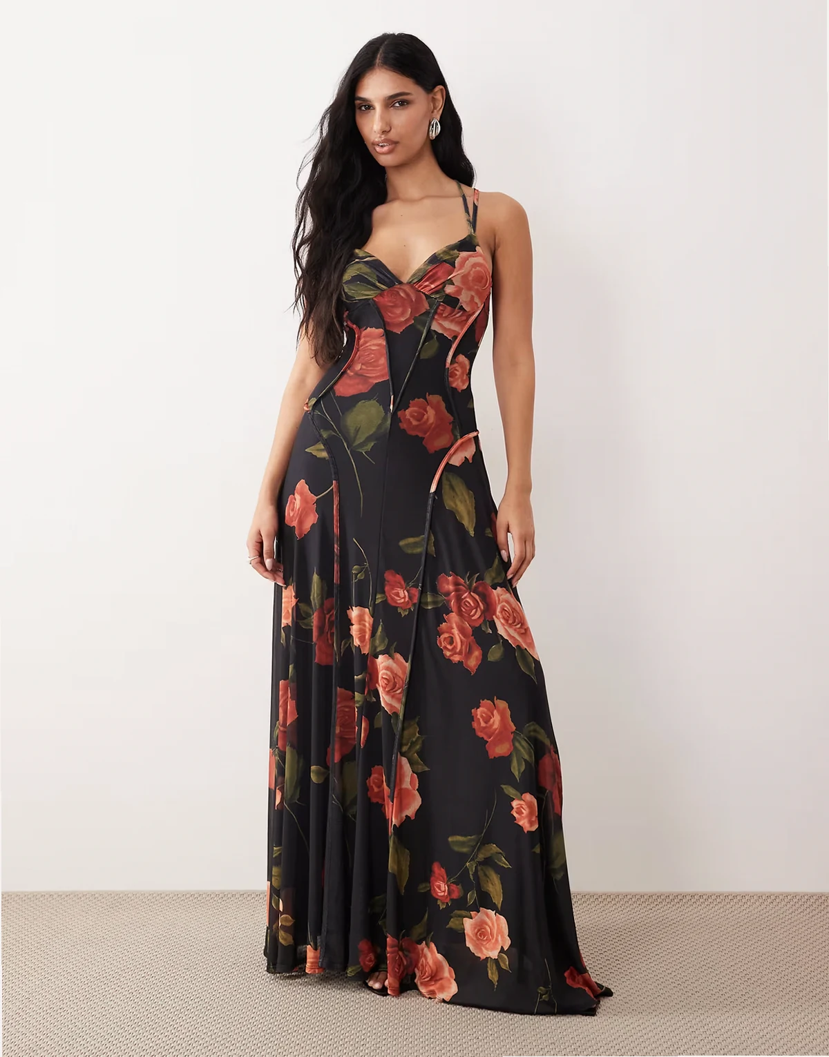 – Sukienka maxi z wyeksponowanymi szwami i kwiatowym wzorem