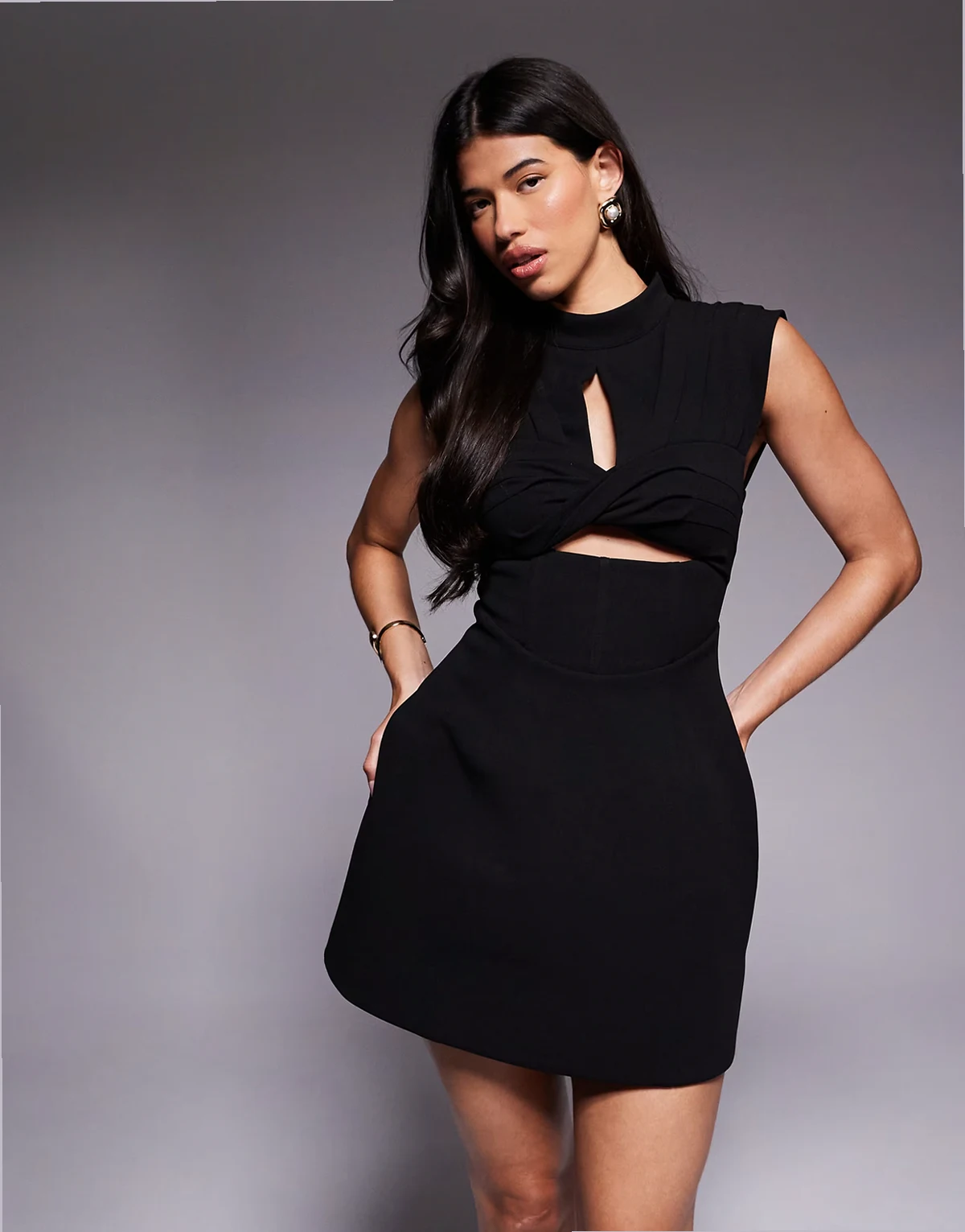 – Czarna sukienka mini z marszczeniem na biuście