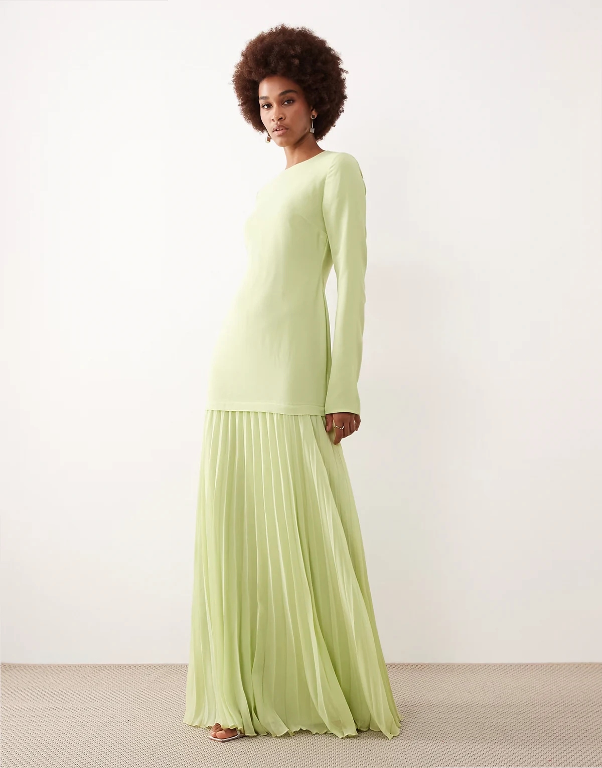 ASOS DESIGN Tall – Langärmliges Maxikleid in Hellgrün mit plissiertem Rock
