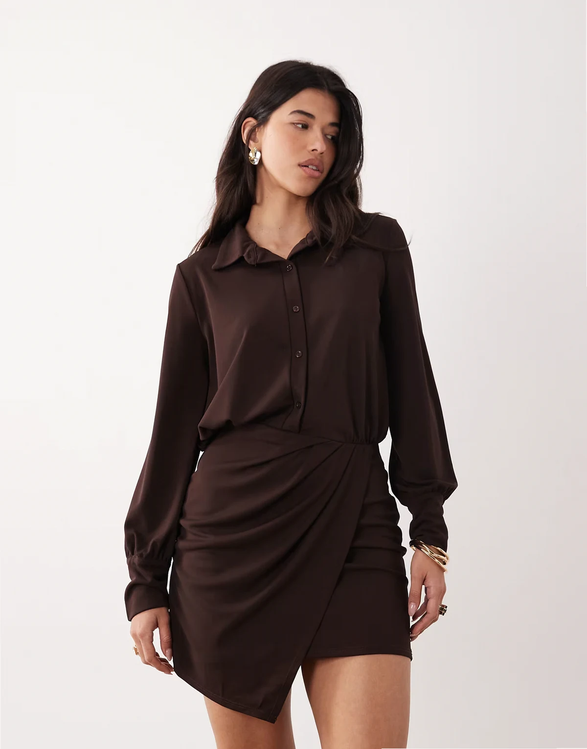 – Brązowa sukienka koszulowa mini z kopertową spódnicą i długimi rękawami