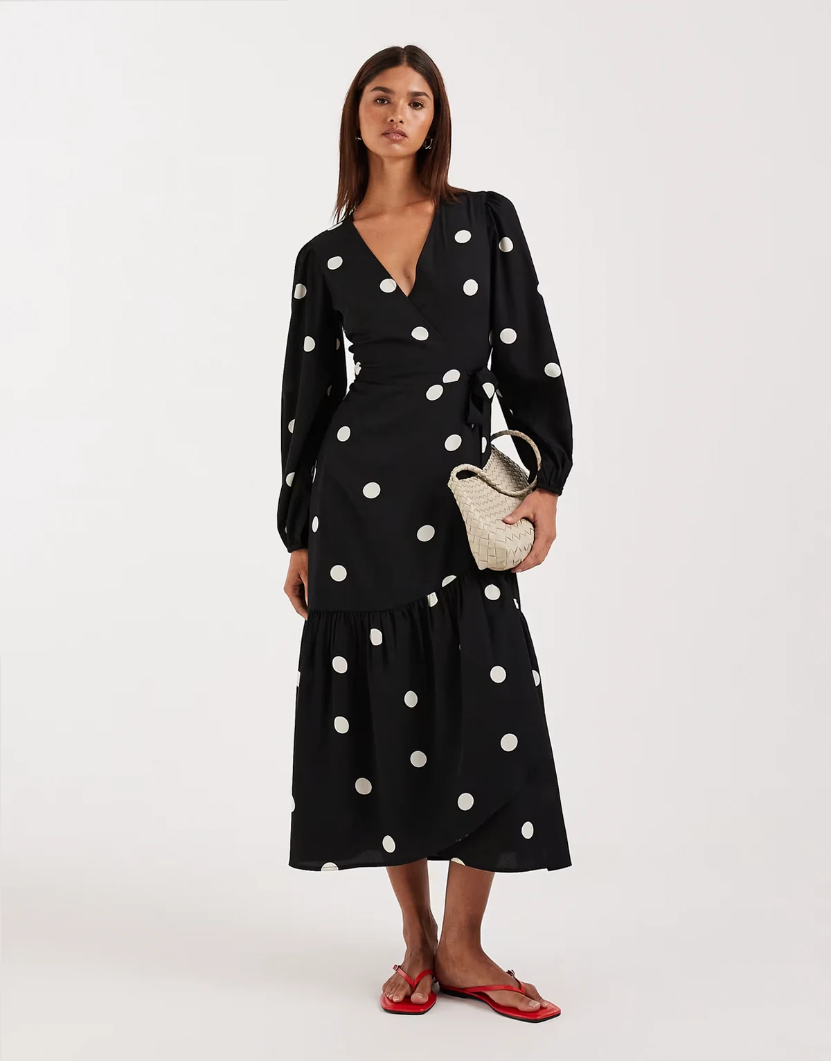 – Kopertowa sukienka midaxi z długimi rękawami w groszki