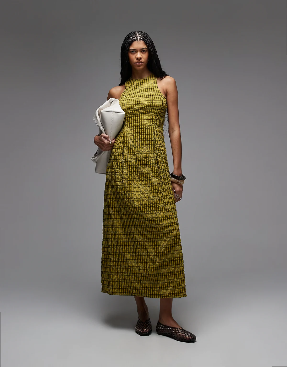 – Zielona dopasowana sukienka midi z zabudowanym dekoltem w kratę