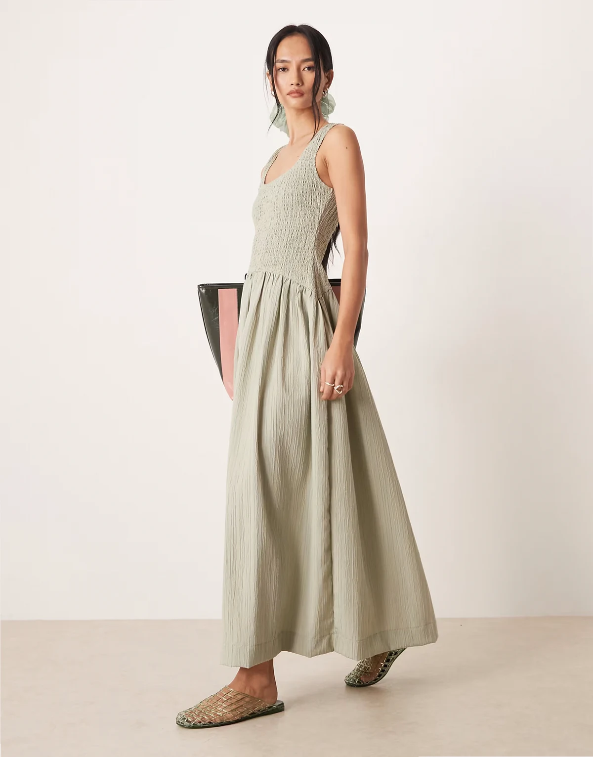 – Letnia gnieciona sukienka maxi z dekoltem w kształcie litery U i marszczeniem w talii w szałwiowym kolorze