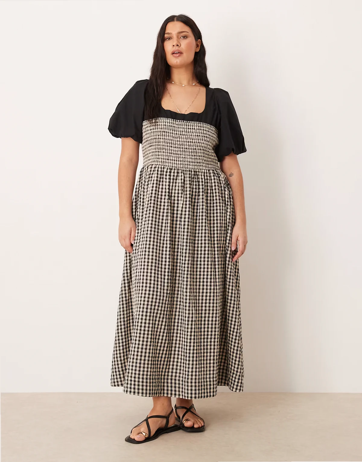ASOS DESIGN Curve – Maxikleid mit gesmoktem Oberteil, Puffärmeln und schwarz-weißen Vichy-Karos