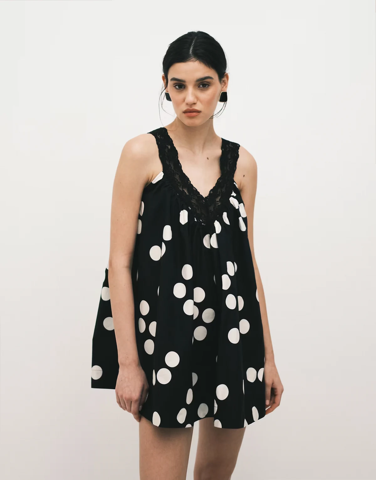 – Czarna luźna letnia sukienka popelinowa mini w białe groszki z dekoltem V i koronkowym wykończeniem