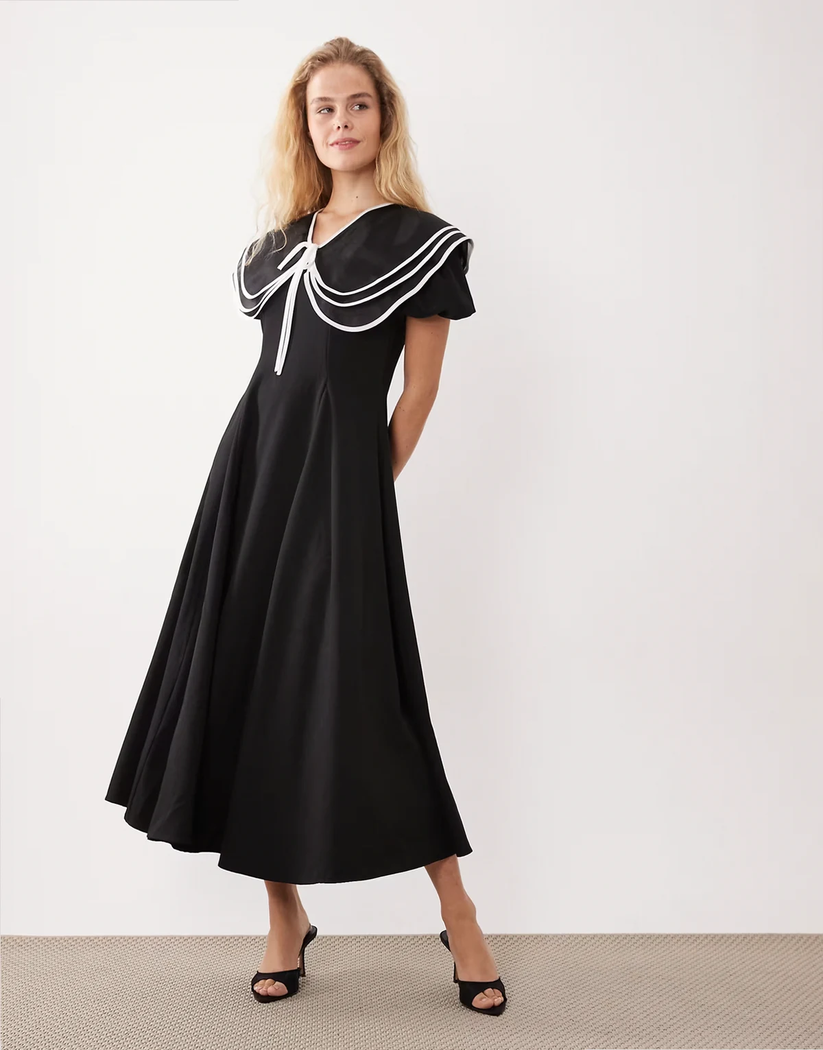 – Midikleid in Schwarz mit Oversize-Kragen und Puffärmeln