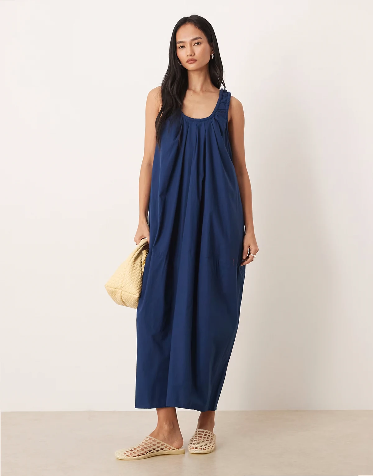 – Letnia popelinowa sukienka maxi z marszczonym dekoltem w kształcie litery U w granatowym kolorze