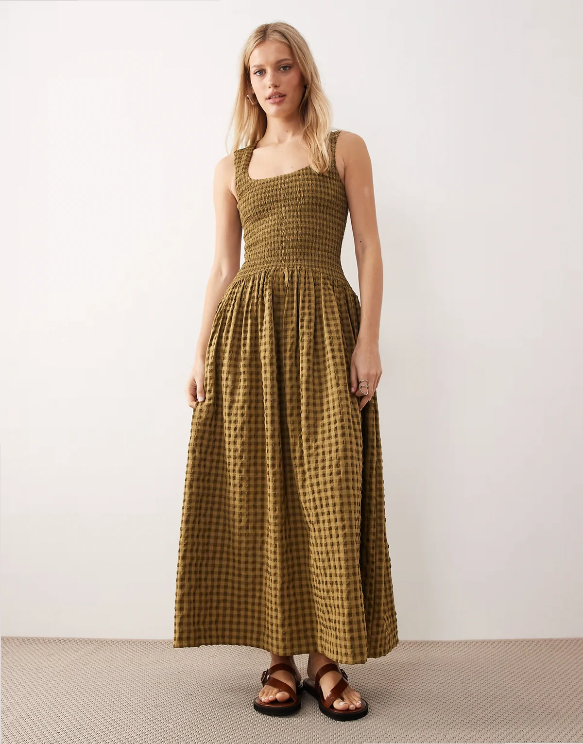 – Letnia sukienka maxi w zieloną kratkę vichy z dekoltem w kształcie litery U i marszczoną talią