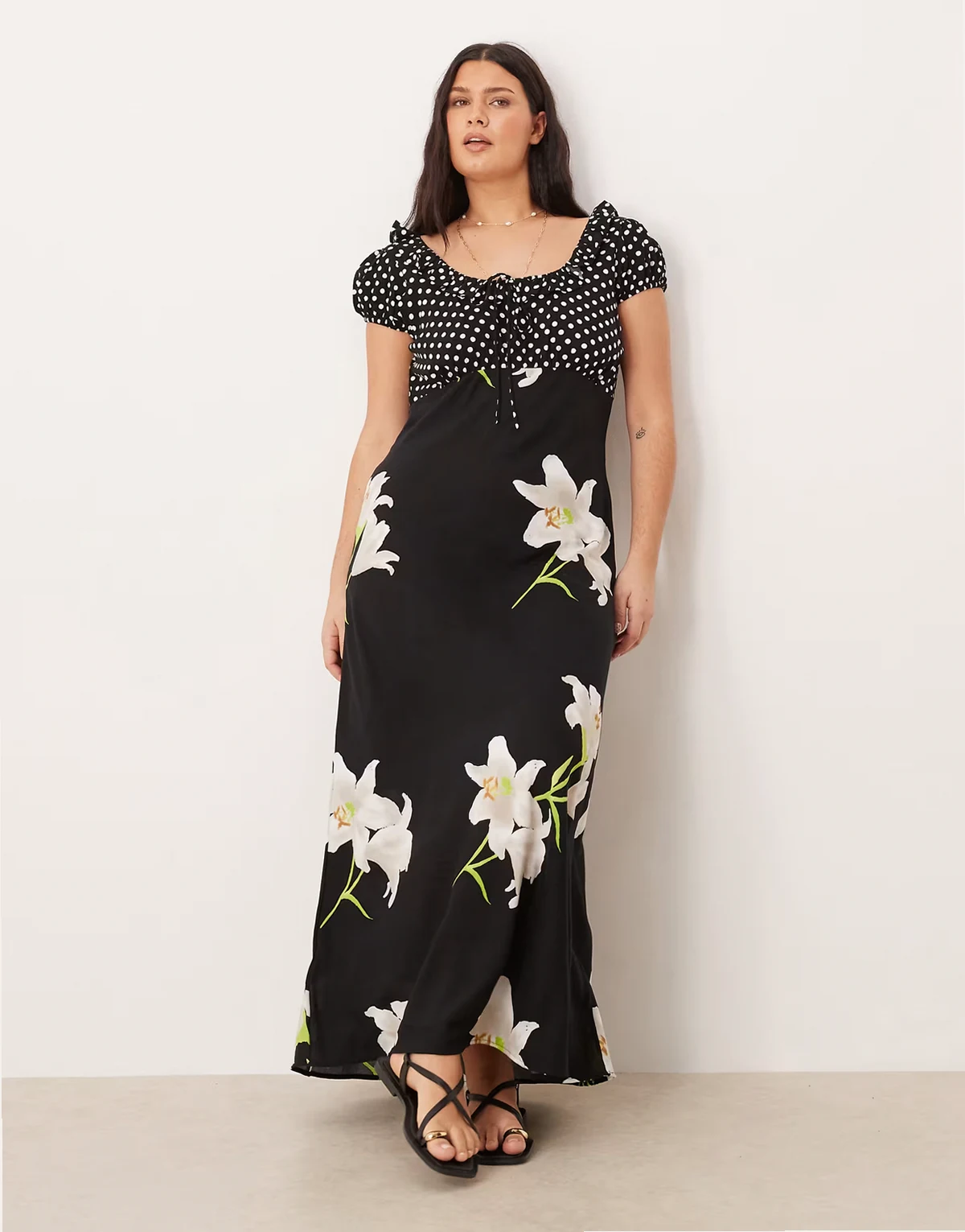 ASOS DESIGN Curve – Maxikleid mit Punkte- und Blumenmuster, U-Ausschnitt, Rüschen und Bindedetail