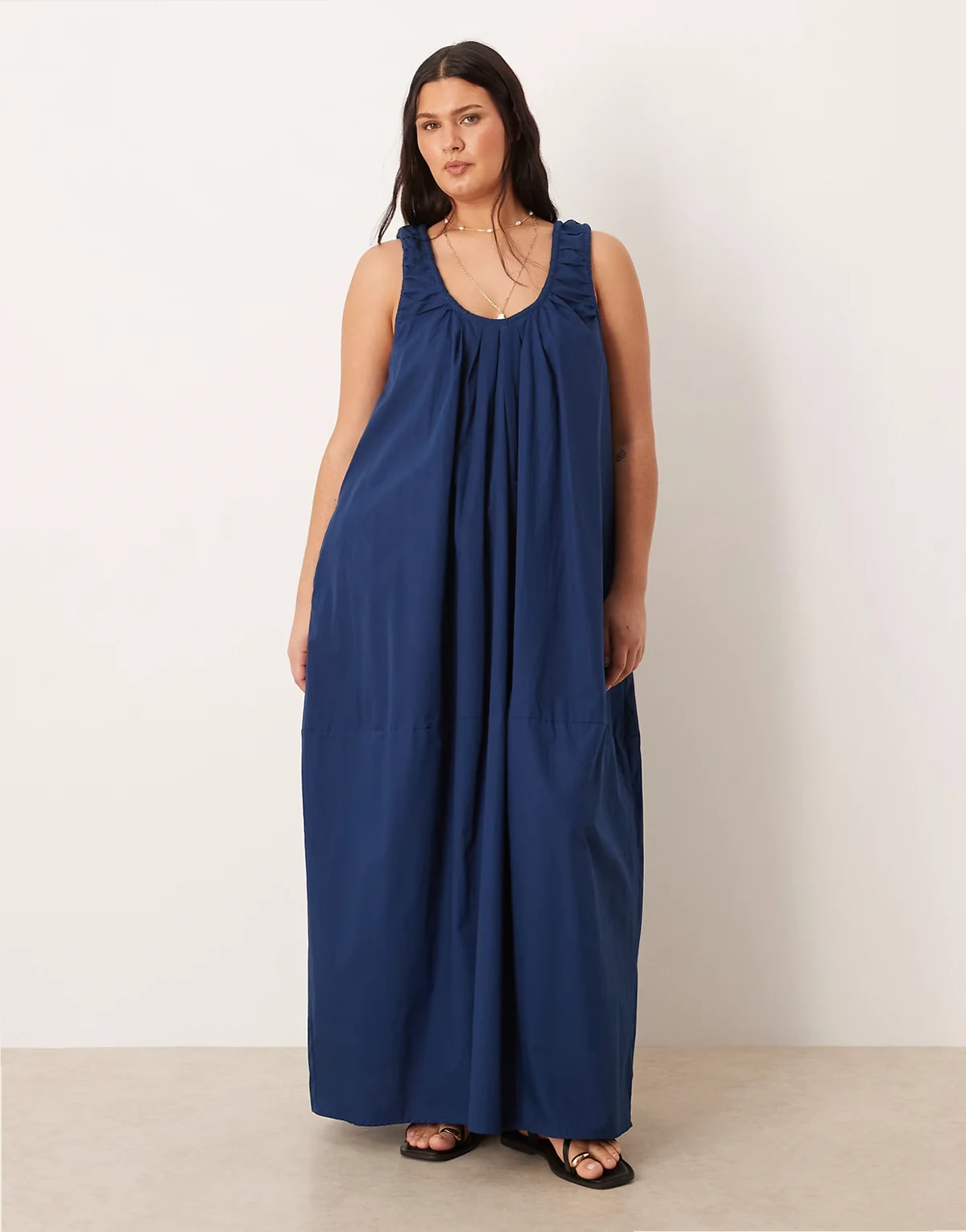 ASOS DESIGN Curve – Sommerkleid in Maxilänge aus Popeline in Marineblau mit gerafftem U-Ausschnitt