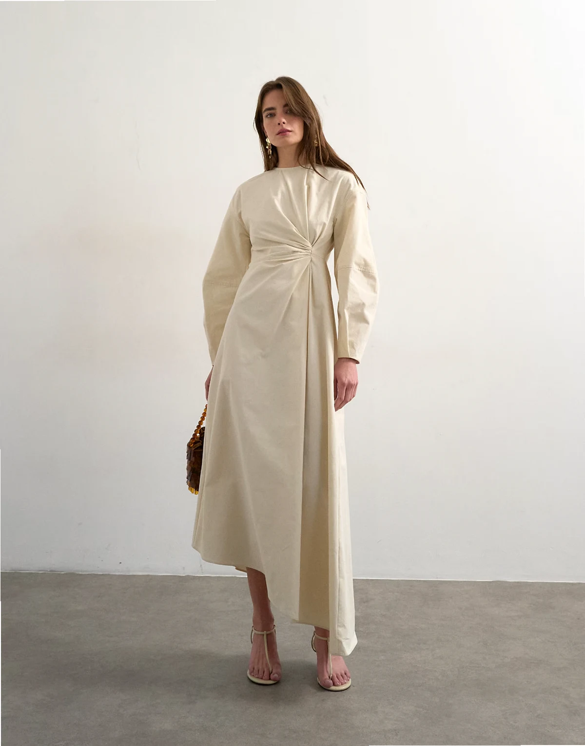 – Sukienka midi z ozdobnym węzłem i asymetrycznym dołem, w kolorze złamanej bieli