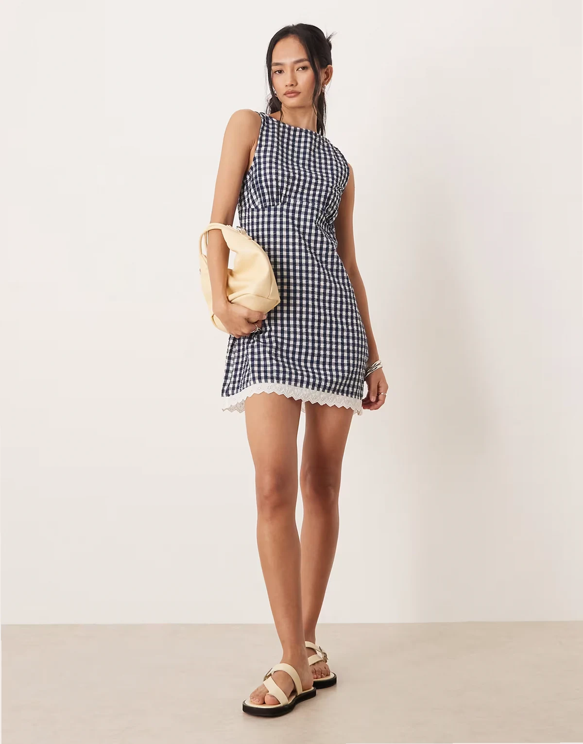 – Letnia sukienka mini w granatową kratkę vichy z prostym dekoltem, modelującą górą i haftowanym dołem