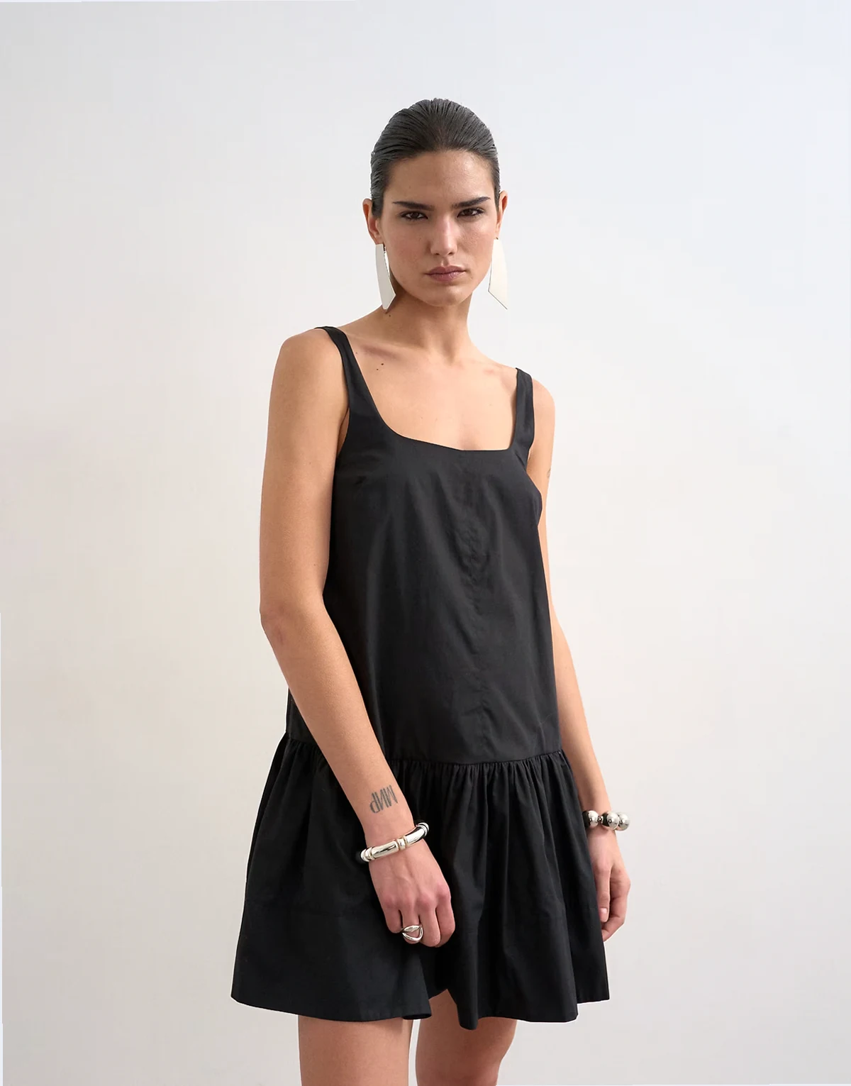 – Czarna popelinowa sukienka mini z dekoltem karo i obniżoną talią