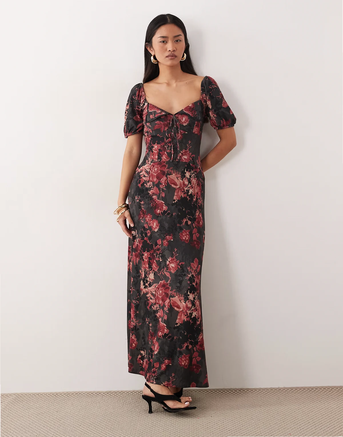 – Czarna sukienka midi w kwiaty z bufkami, ozdobnymi przeszyciami i kołnierzem o muszelkowym wykończeniu