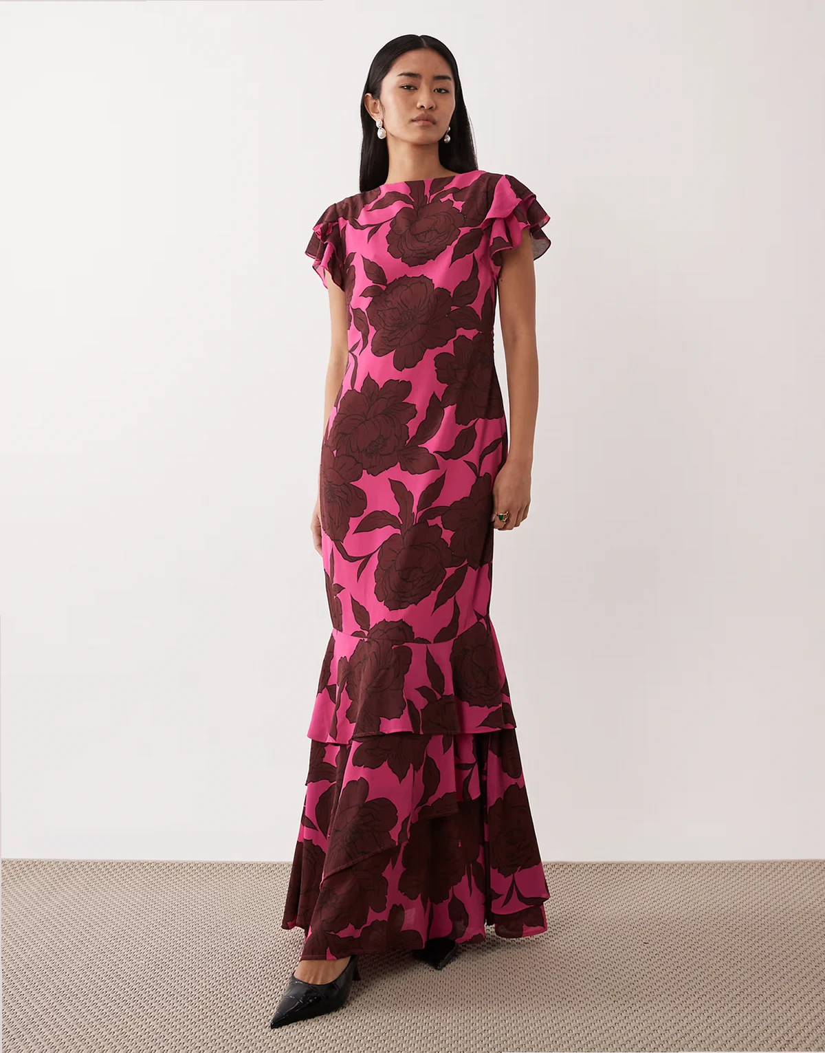 – Brązowa szyfonowa sukienka maxi w kwiaty z falbankami na rękawach