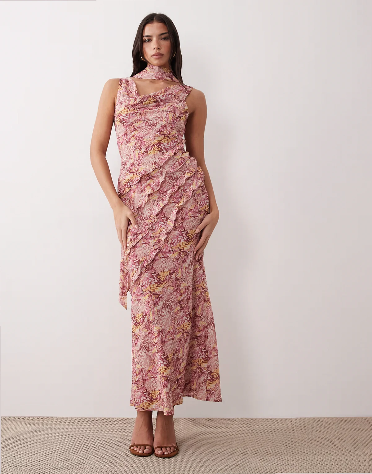 – Sukienka maxi z szalem, falbankami i rozcięciem z przodu w abstrakcyjny jagodowy wzór