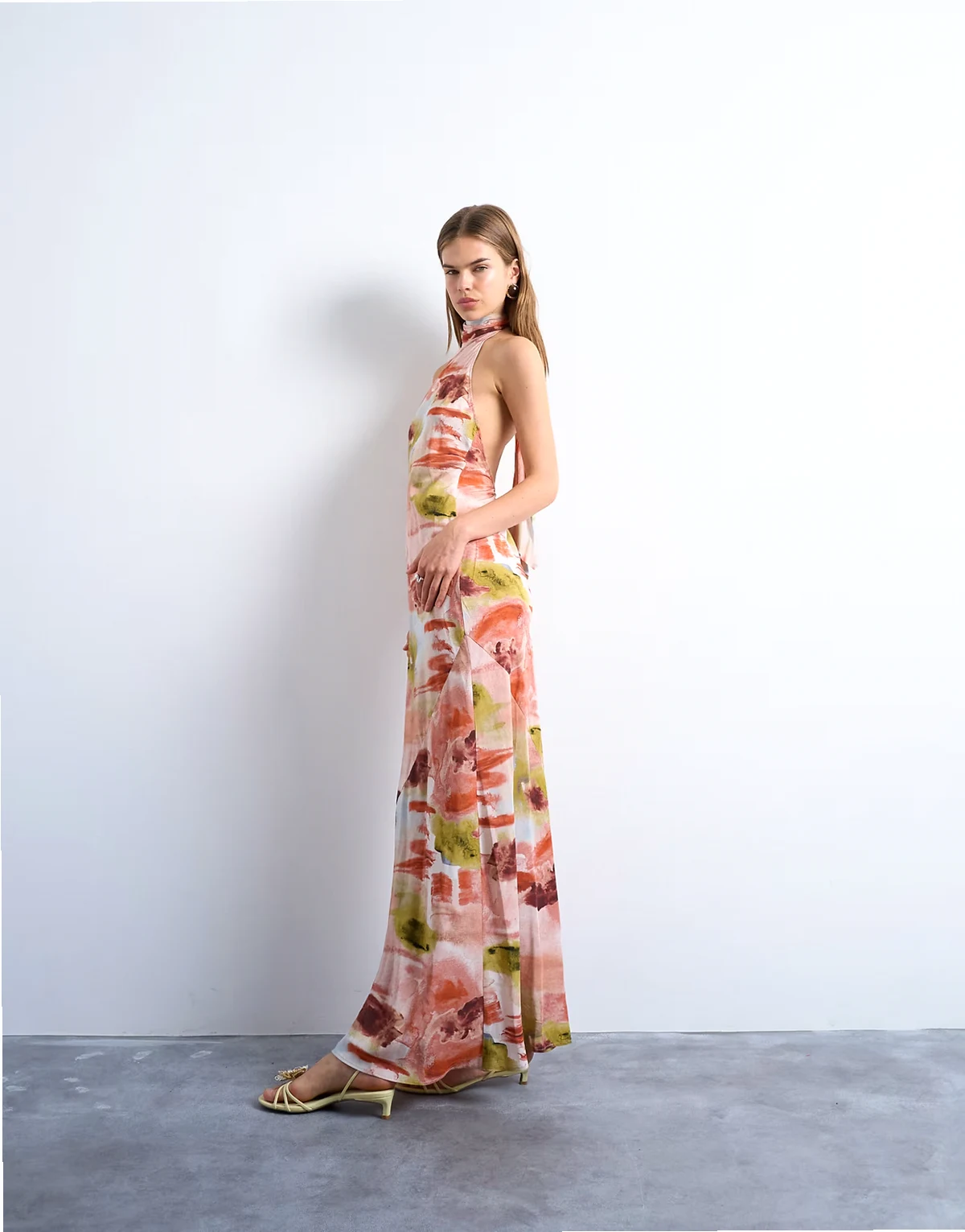 – Beżowa sukienka midi z zabudowanym dekoltem w typu halter w abstrakcyjny kwiatowy wzór