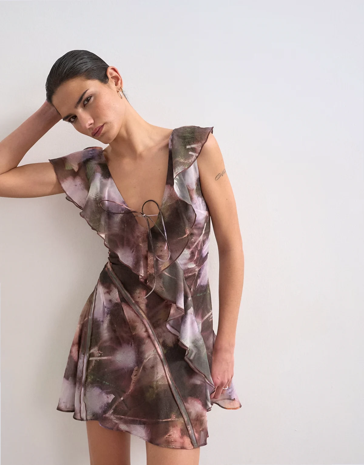 – Minikleid mit Rüschen und diffusem Blumenmuster