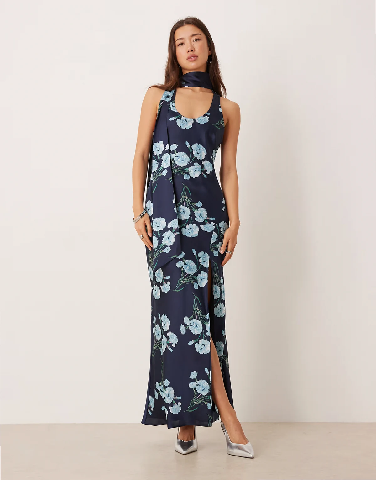 – Niebieska satynowa sukienka maxi bez rękawów z ozdobnym szalikiem w kwiatowy wzór