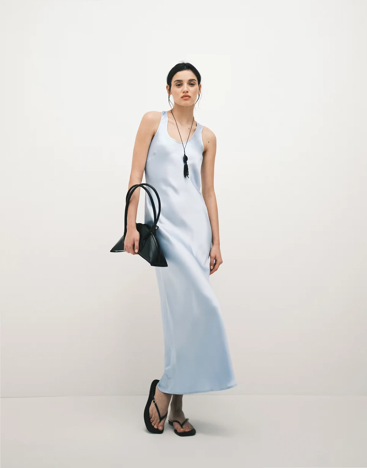 – Satin-Maxikleid in Blassblau mit U-Ausschnitt