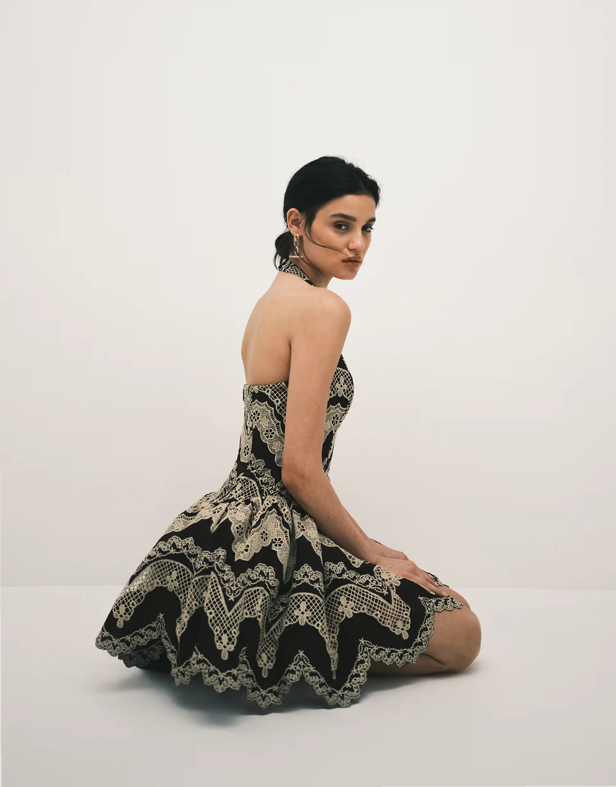 – Brązowa koronkowa sukienka mini z dekoltem halter i haftowanym wzorem