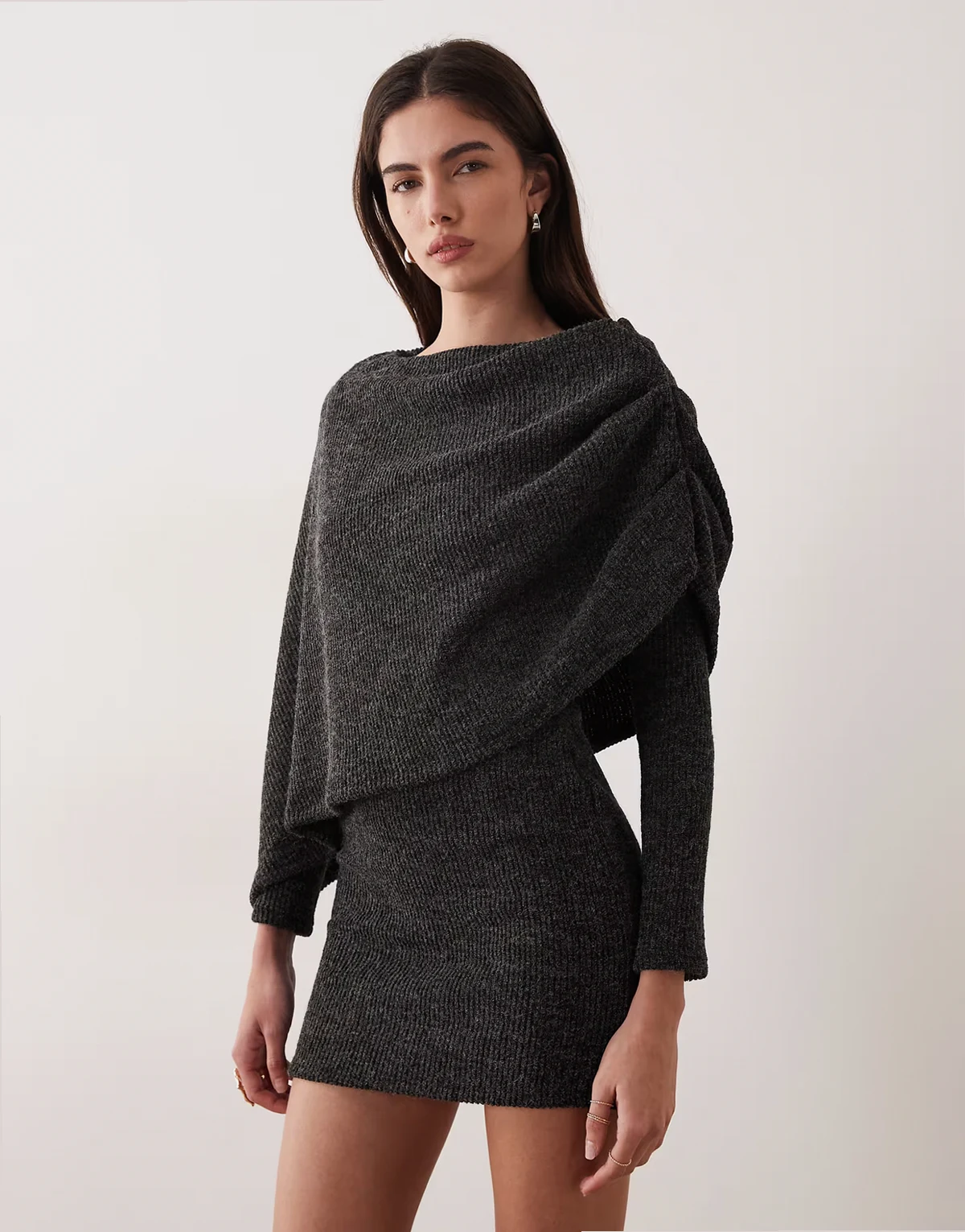 – Angerautes, geripptes Cape-Minikleid in Anthrazit