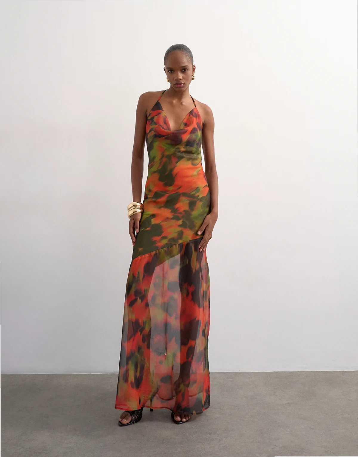 – Maxikleid mit Wasserfallausschnitt, asymmetrischem Saum und abstraktem verschwommenem Muster