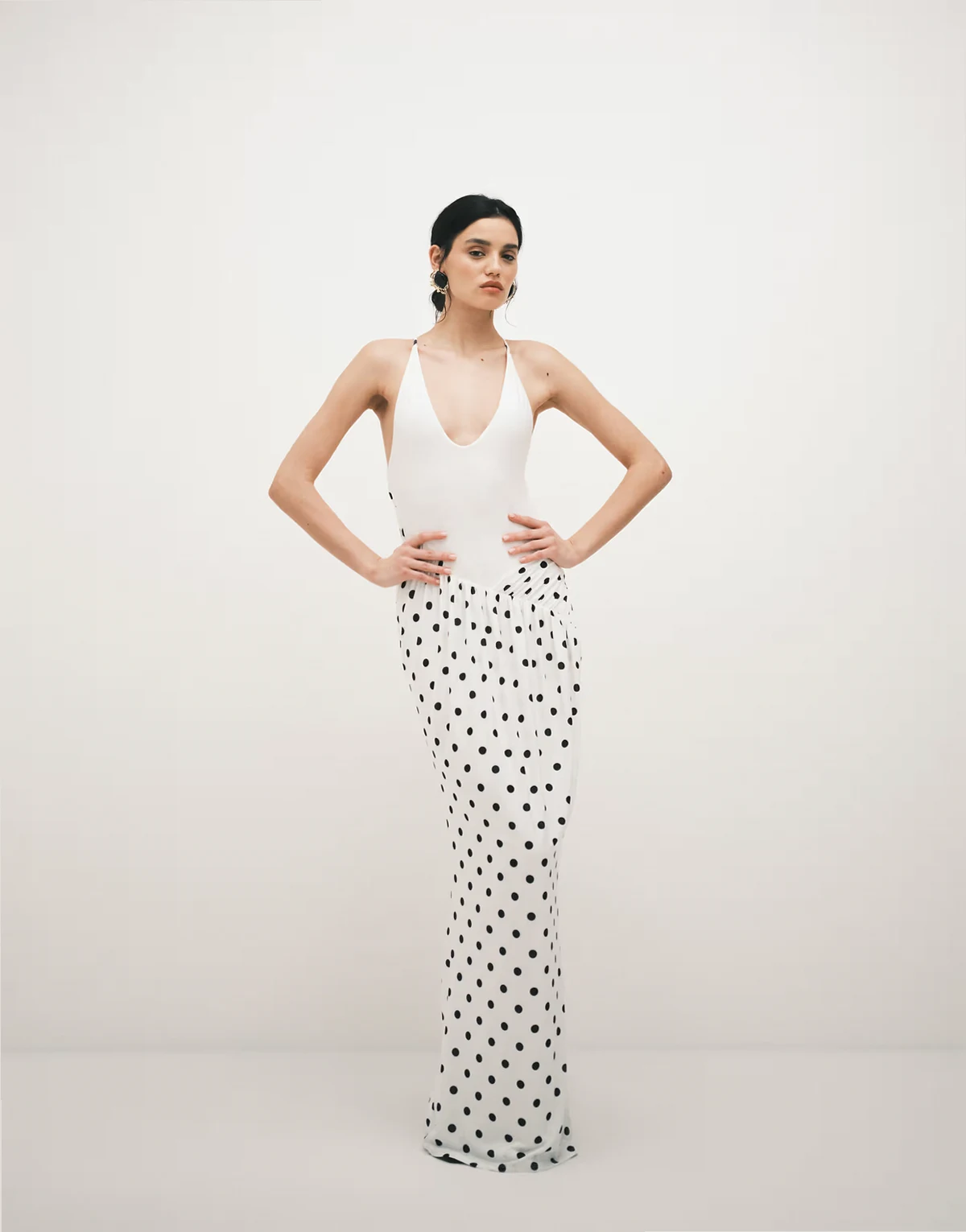 – Przylegająca sukienka na ramiączkach 2 w 1 z kopertową spódnicą w groszki