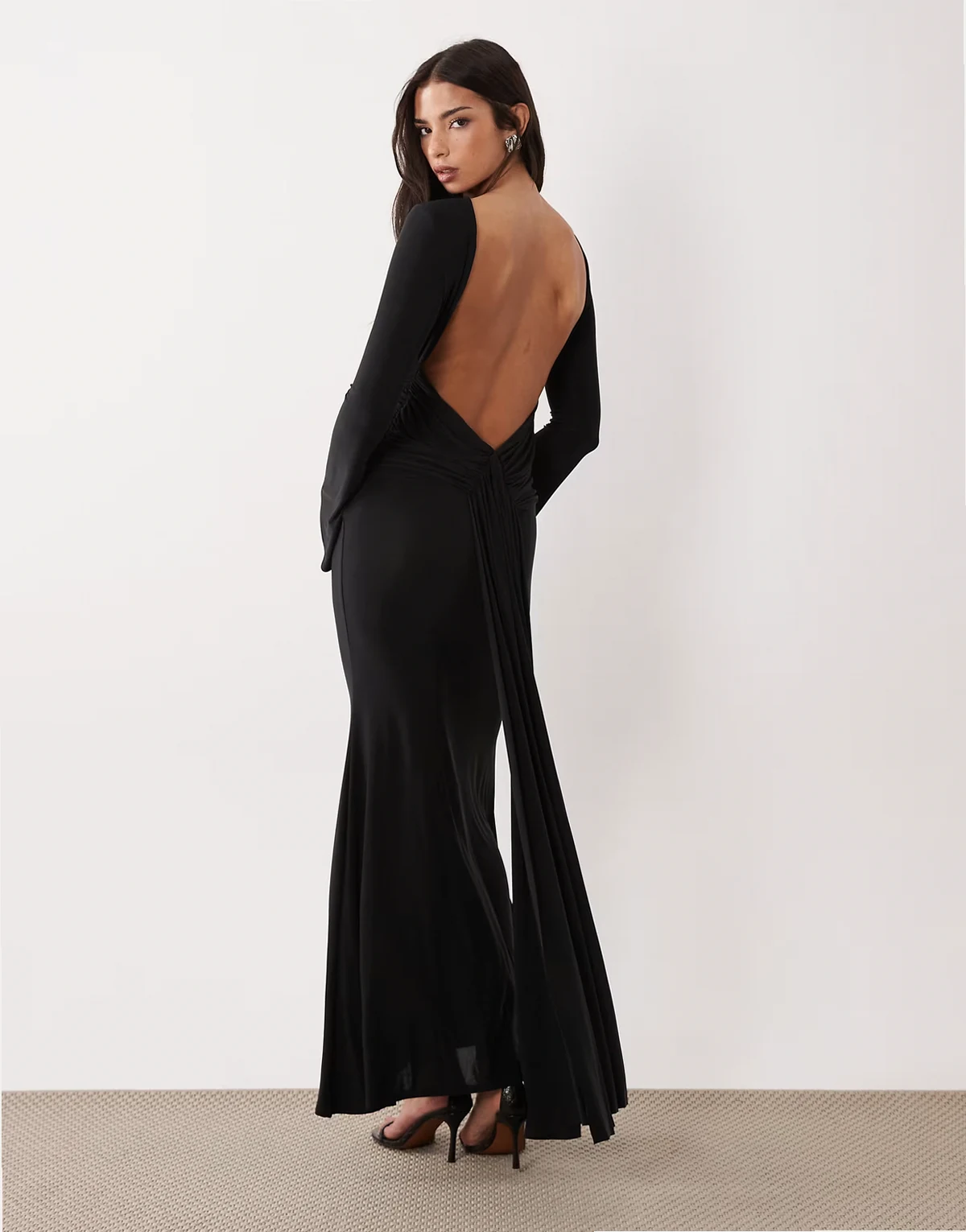 – Langärmliges Maxikleid in Schwarz mit transparenten Einsätzen und Spitzenbesatz