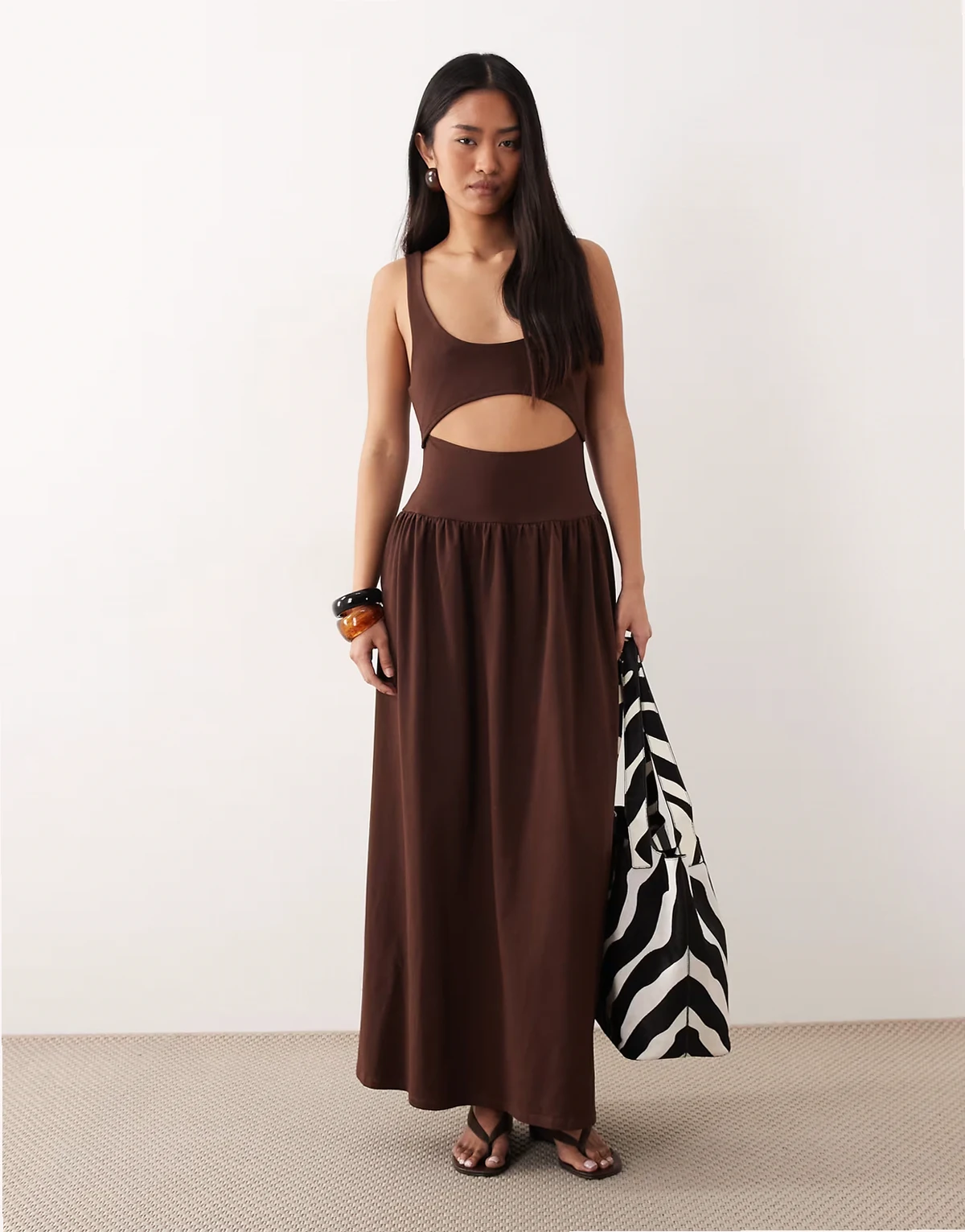 – Czekoladowa sukienka maxi z wycięciem