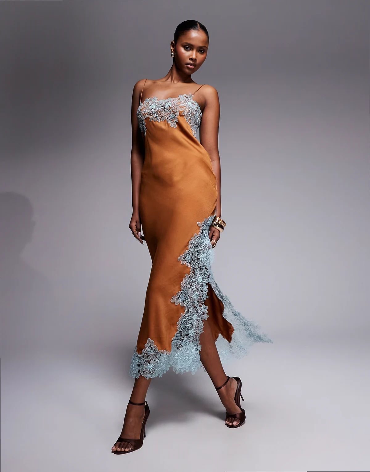 – Brązowo-niebieska satynowa sukienka midi na ramiączkach ze skosu z koronkową aplikacją