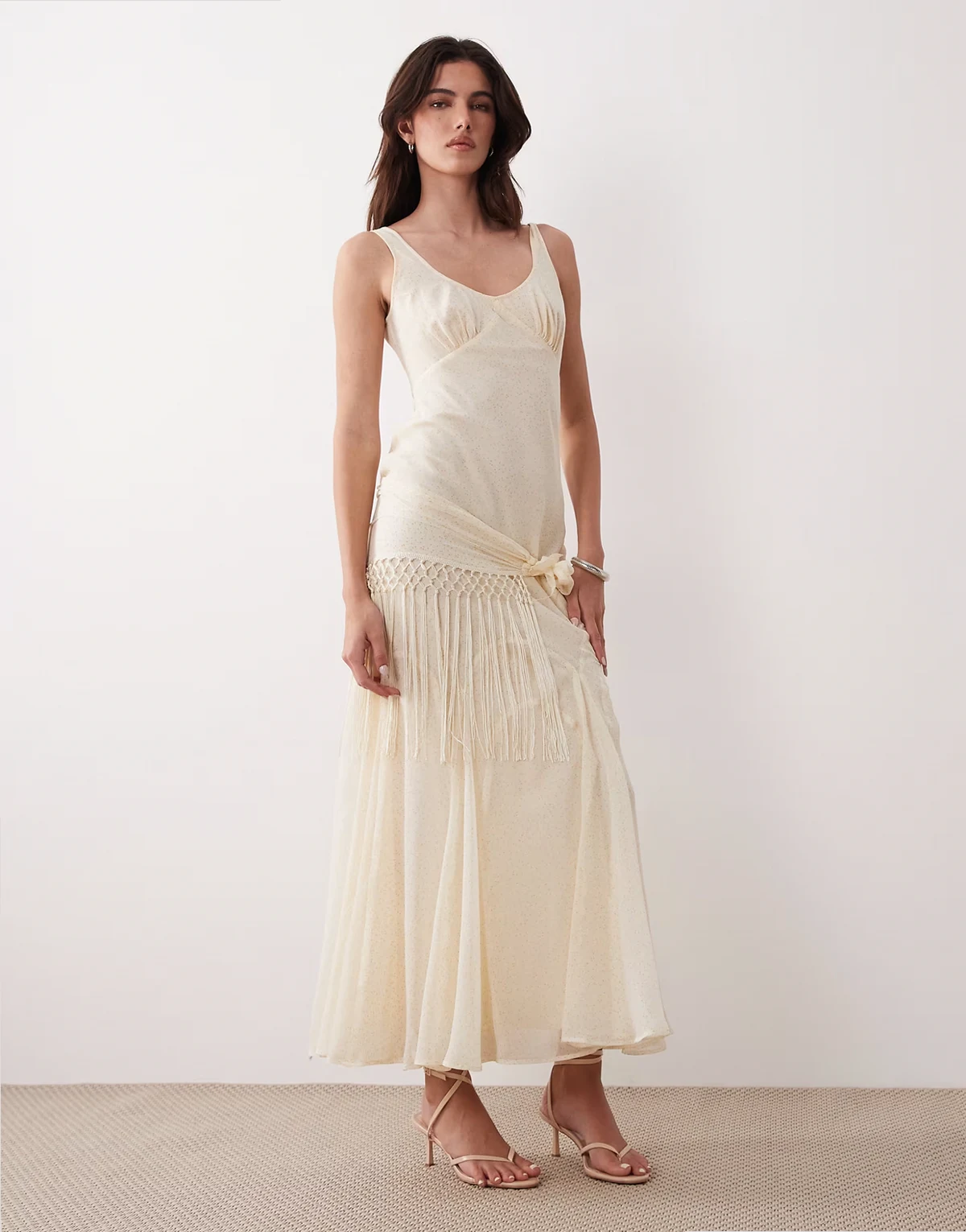 – Maxikleid aus Chiffon in Buttermilchgelb gepunktet mit drapierter Fransenverzierung