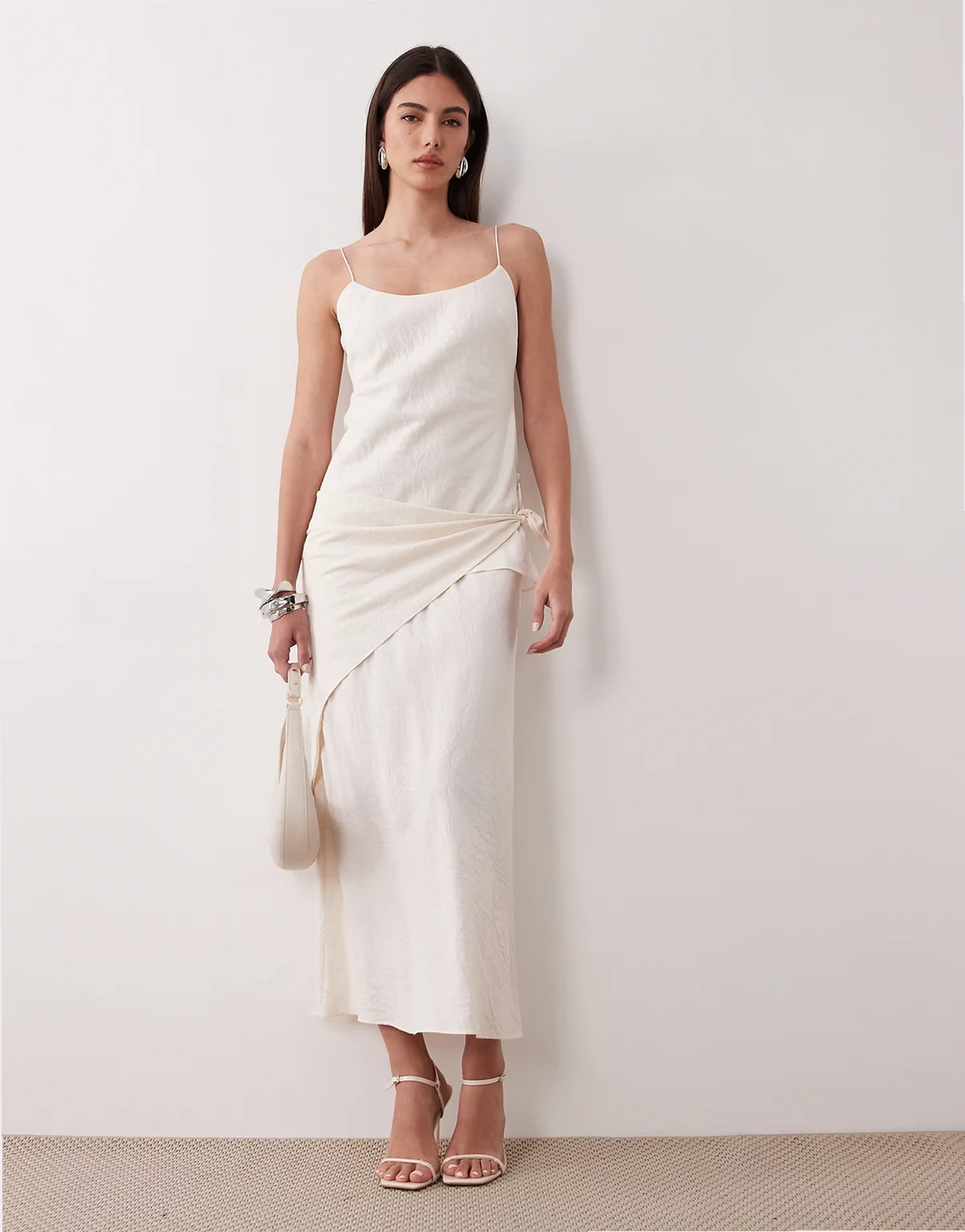 – Camisole-Maxikleid aus Satin in Creme mit Schaldetail