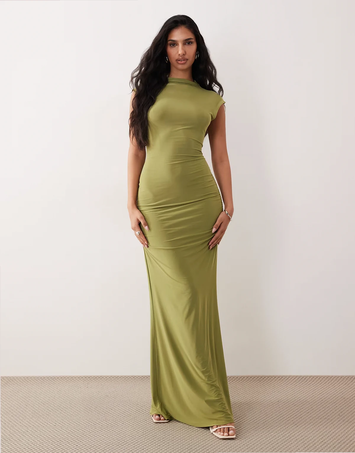 – Oliwkowozielona sukienka maxi ze skośnymi rękawkami, sznurowaniem i marszczeniem