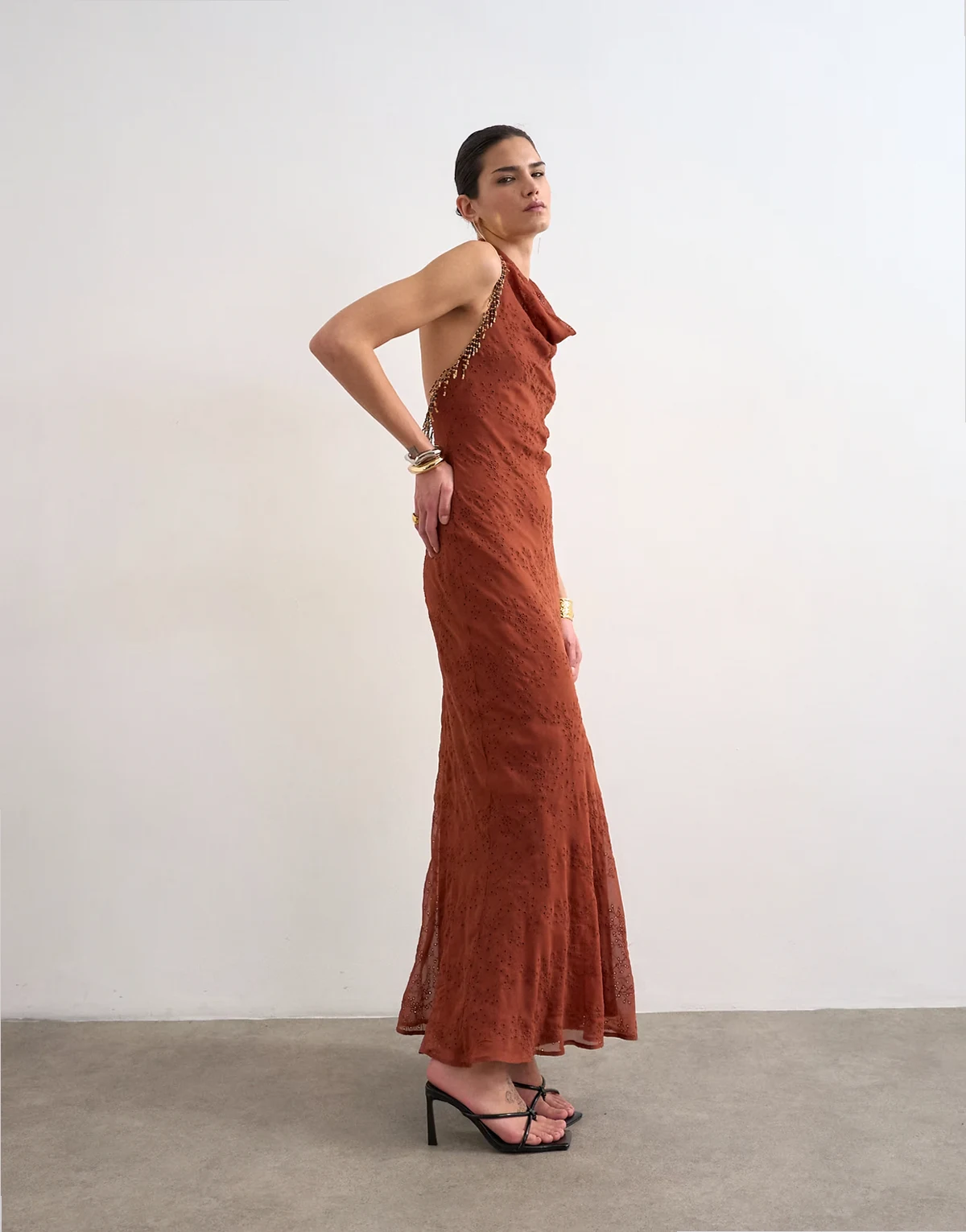 – Zdobiona koralikami sukienka maxi w rdzawym kolorze z haftem angielskim