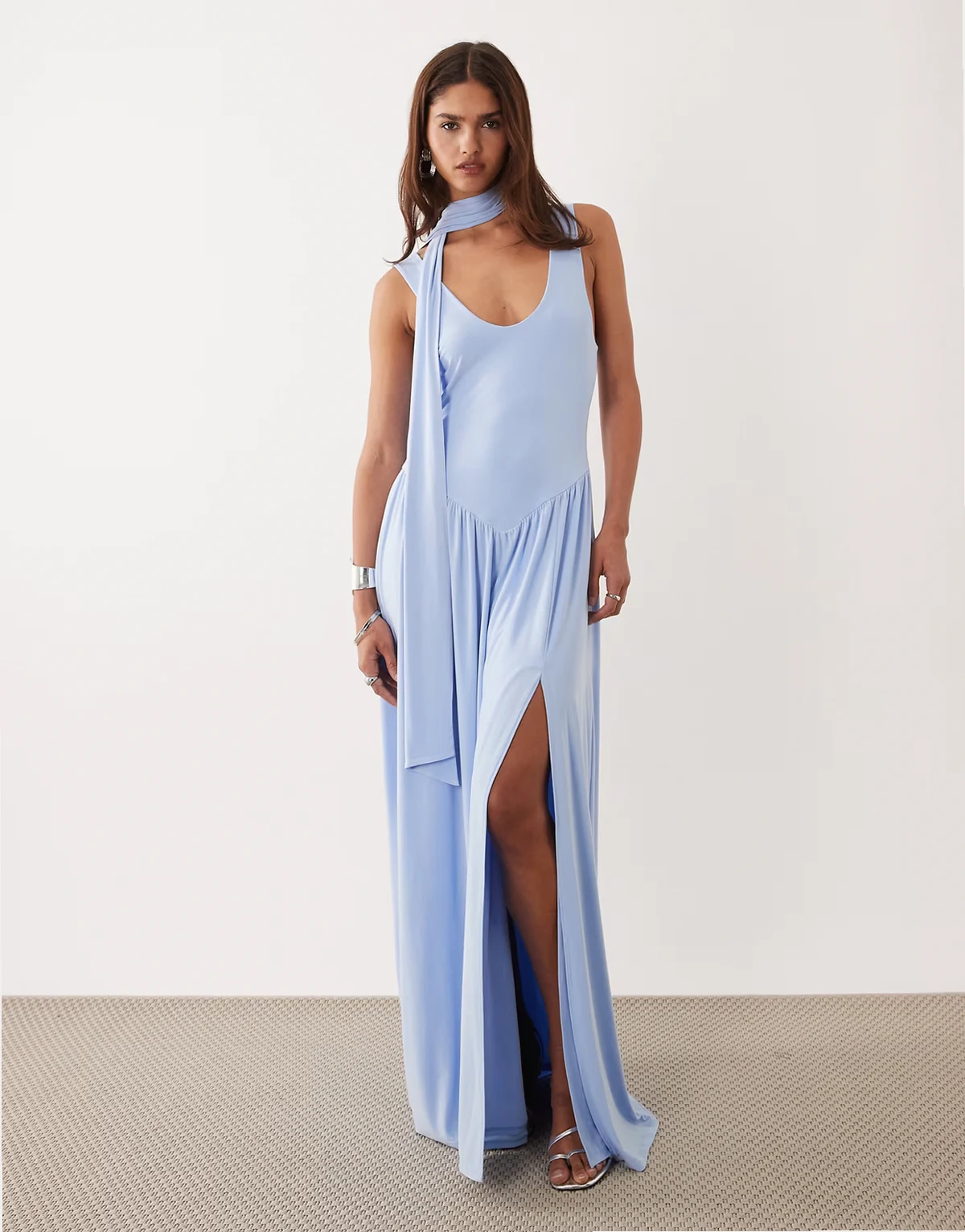 – Jasnoniebieska przylegająca sukienka maxi z ozdobnym szalem