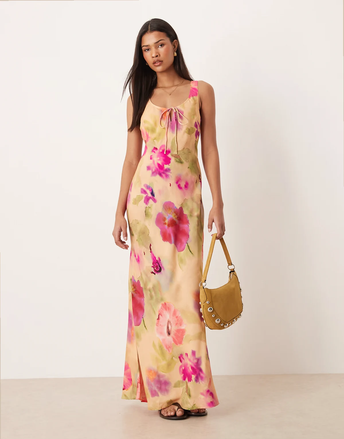 – Wiązana z przodu sukienka midi z dekoltem w kształcie litery U w kolorowy kwiatowy wzór