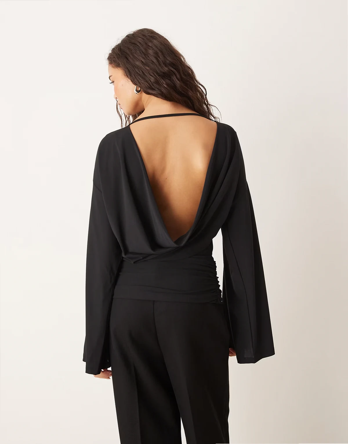 – Bluse in Schwarz mit Drapierung am Rücken