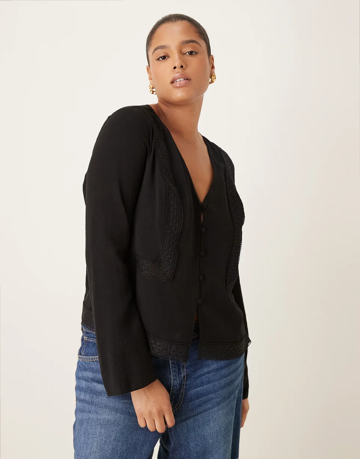 ASOS DESIGN Curve – Langärmliges Oberteil in Schwarz mit tiefem Ausschnitt und Spitzenbesatz