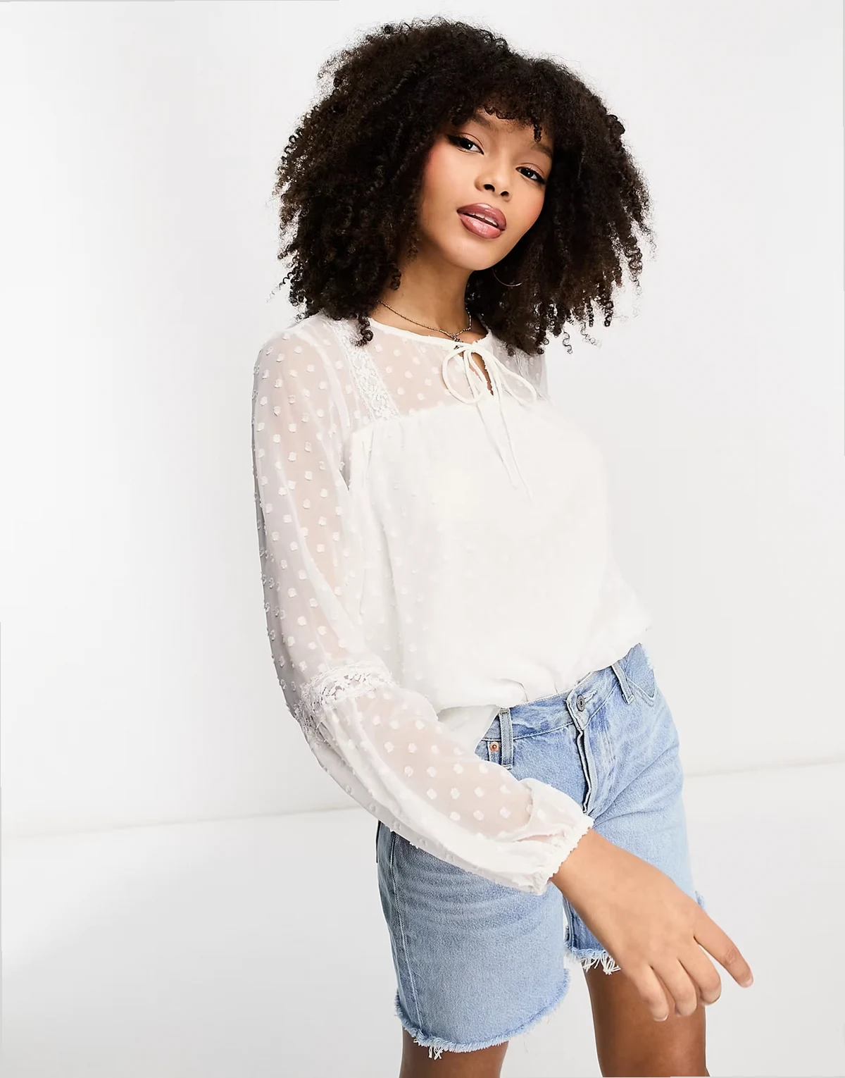 – Biała bluzka z długimi rękawami z materiału dobby