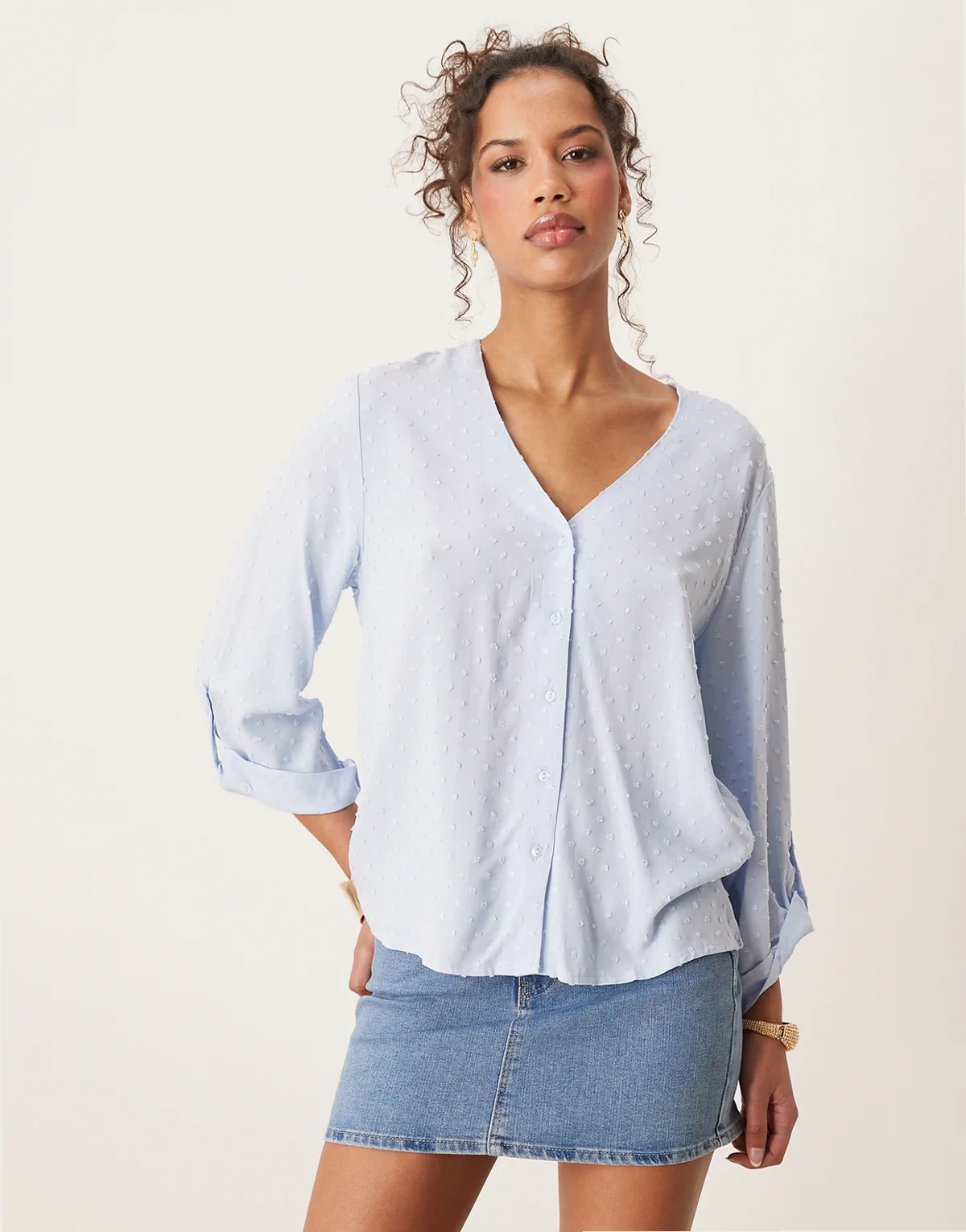 – Locker geschnittene Bluse in Hellblau mit strukturierten Details