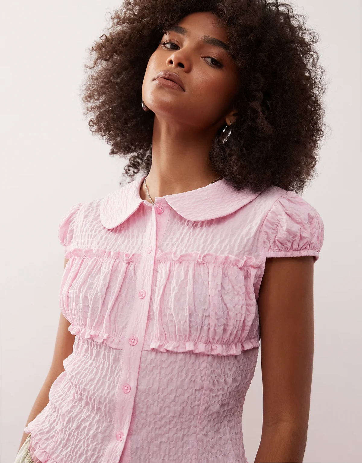 – Jasnoróżowa fakturowana koszula o dopasowanym kroju