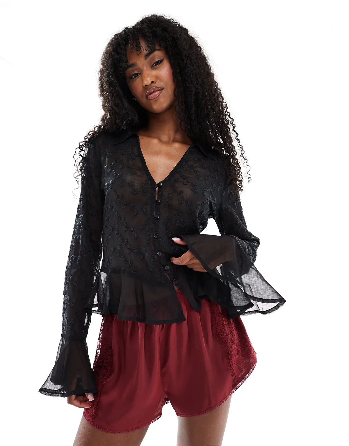 – Czarna szyfonowa bluzka z haftowanym wzorem