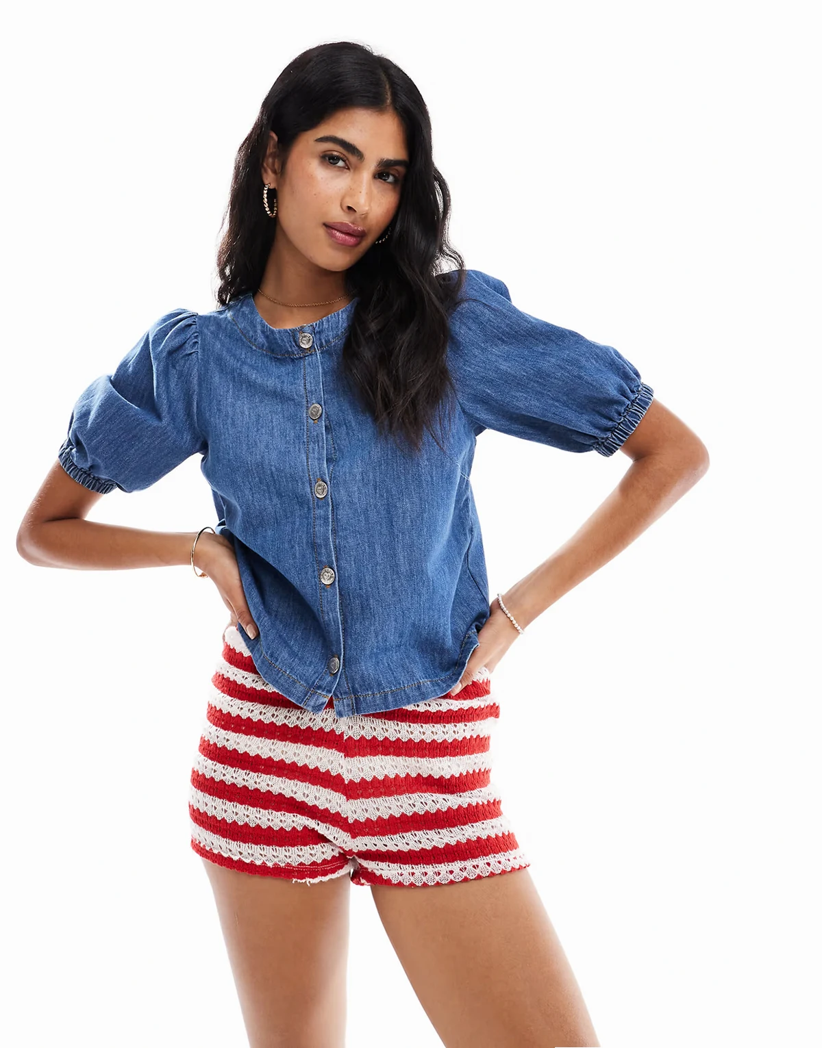 – Niebieski top jeansowy z bufkami