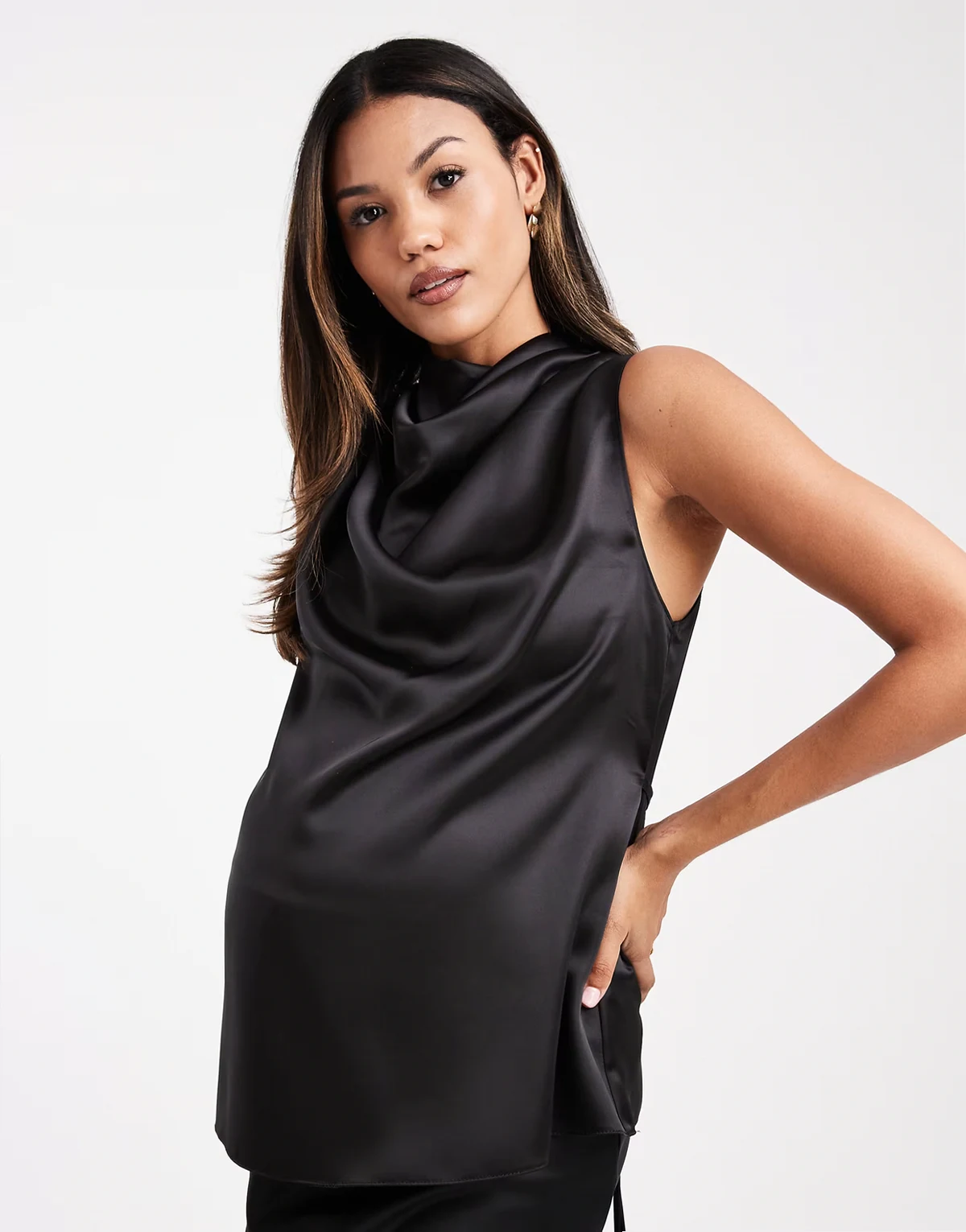 ASOS DESIGN Maternity – Ärmelloses Oberteil aus Satin in Schwarz mit Bindedetail und Wasserfall-Dekolleté