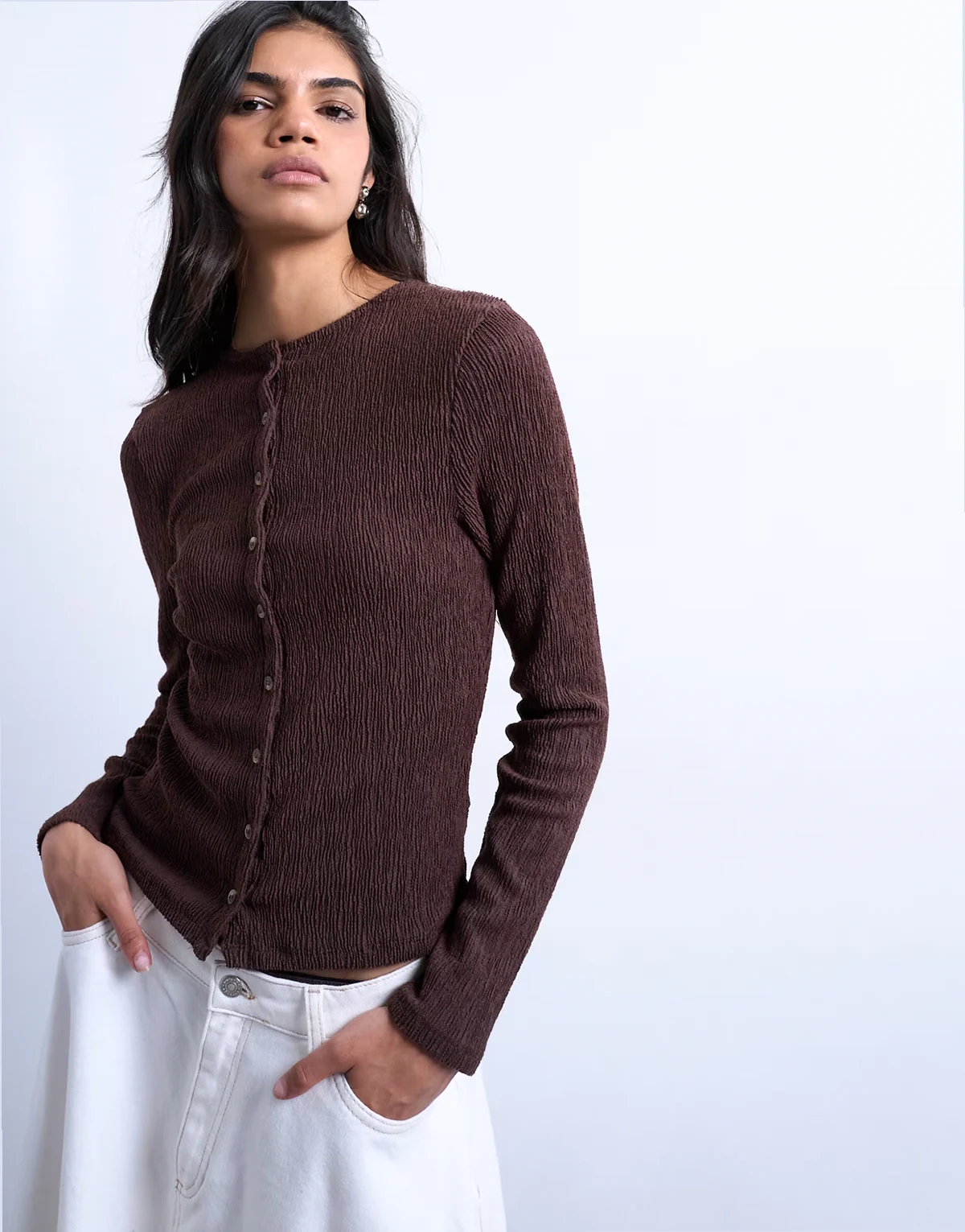 – Langärmliges Oberteil in Schokobraun mit Knitterstruktur und Knopfleiste
