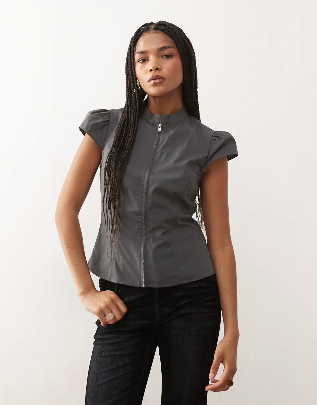 – Szara dopasowana koszula zapinana na zamek