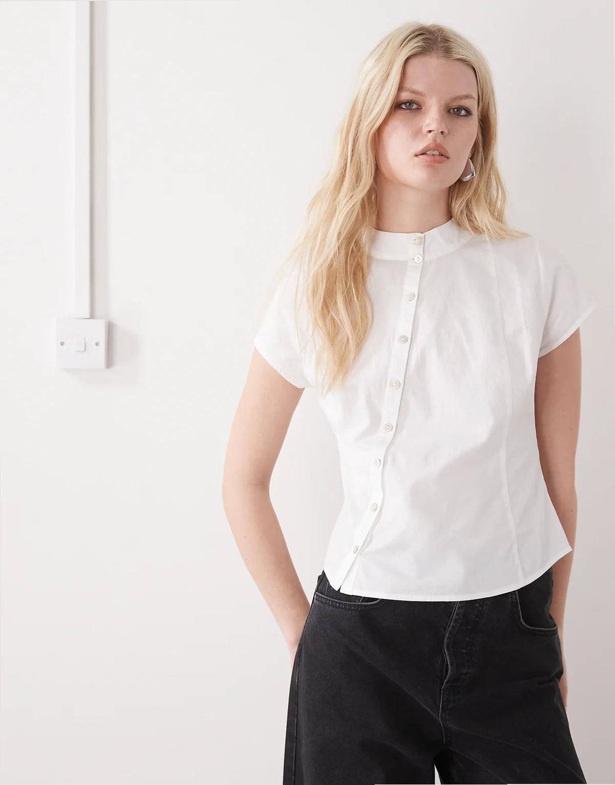 – Dopasowana biała bluzka z zapięciem na guziki